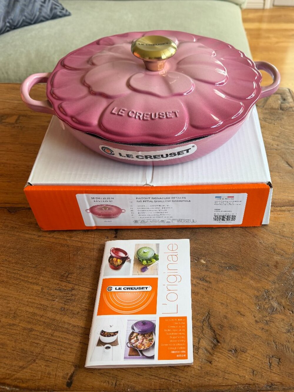 Le Creuset Signature Cast Iron Petal Shallow Casserole 2.25 qt Berry Pink 26 NEW - Picture 2 of 16